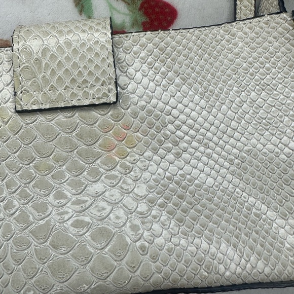 GUESS Shoulder Bag - Picture 6 of 7